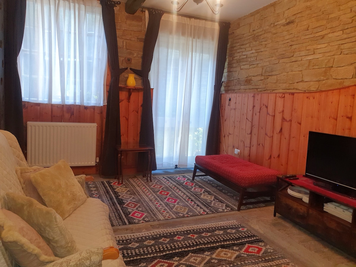 Top Airbnb: Edgerton cottage, large 1-bed detached coach house in Holme Valley