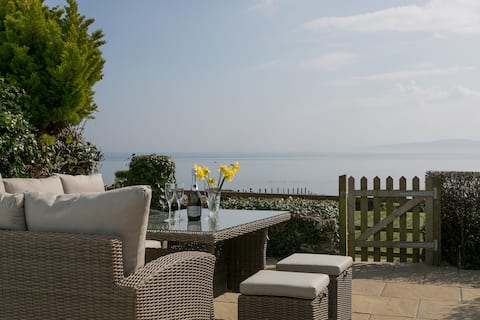 Cosy 3 Bedroom Cottage with stunning Sea View