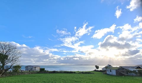 Cosy 3 Bedroom Cottage with stunning Sea View