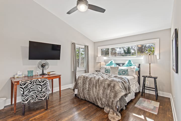 House On A Hill In West Lake (3bd/2ba) - Atlanta, GA
