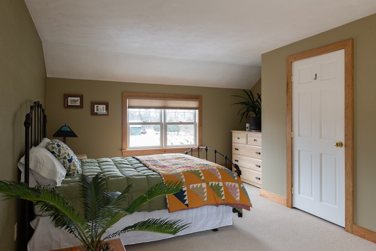 Cama tamaño queen, cómoda, escritorio y armario.