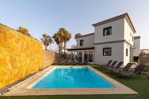 Seaview villa, 5 bd, sleeps 12, 2 min to beach