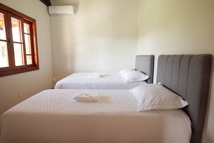 Slaapkamer met 1 tweepersoonsbed + 1 eenpersoonsbed (met uitschuifbaar extra bed)
Karsten bed- en badlinnen, airconditioning en een comfortabele, ruime badkamer in de gang.