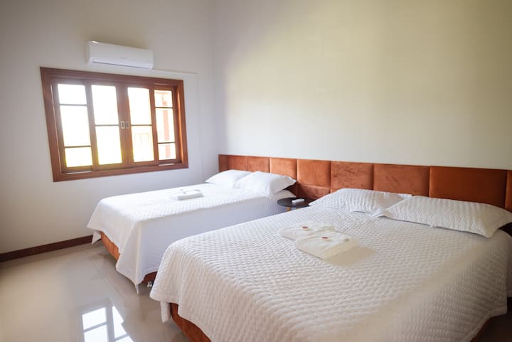 Kamer met twee tweepersoonsbedden.
Karsten bed- en badlinnen, airconditioning en een comfortabele, ruime badkamer in de gang.