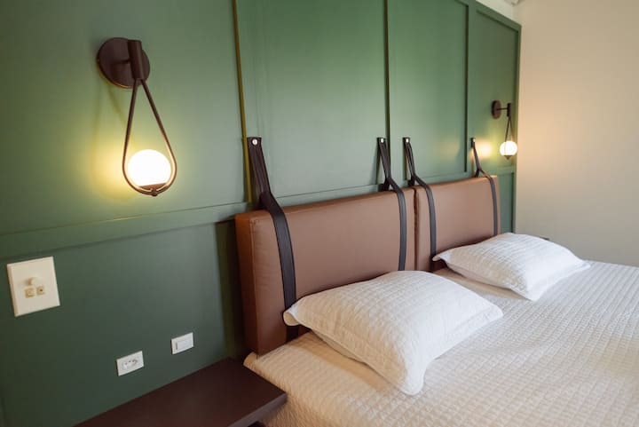 Suite met kingsize bed.
Rust op het maximale niveau.
Kingsize bed, Karsten trousseau, airconditioning en een super luxe badkamer met een perfect bad voor het einde van de dag.