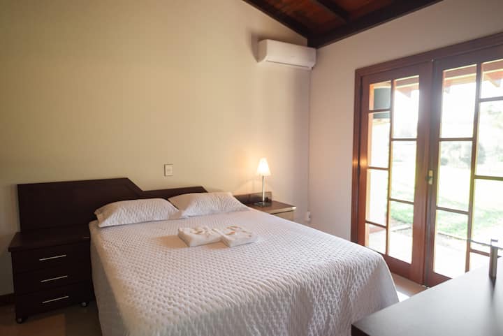 Bruine suite.
Queensize bed, Karsten bed- en badlinnen, airconditioning en een comfortabele, ruime badkamer.