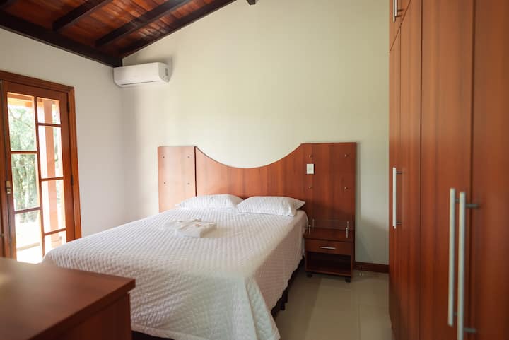 Kaneel suite.
Queensize bed, Karsten bed- en badlinnen, airconditioning en een comfortabele, ruime badkamer.