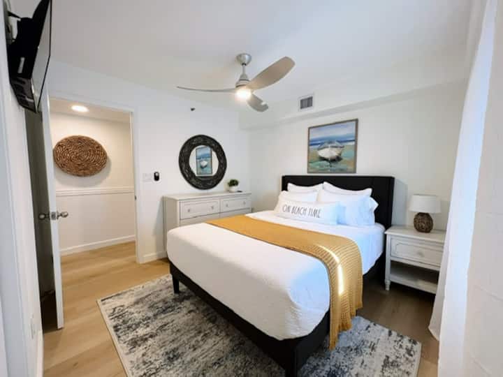 Спокојна втора спална соба со брачен кревет (широк 150-179 см), гардеробер, ноќно шкафче и паметен телевизор