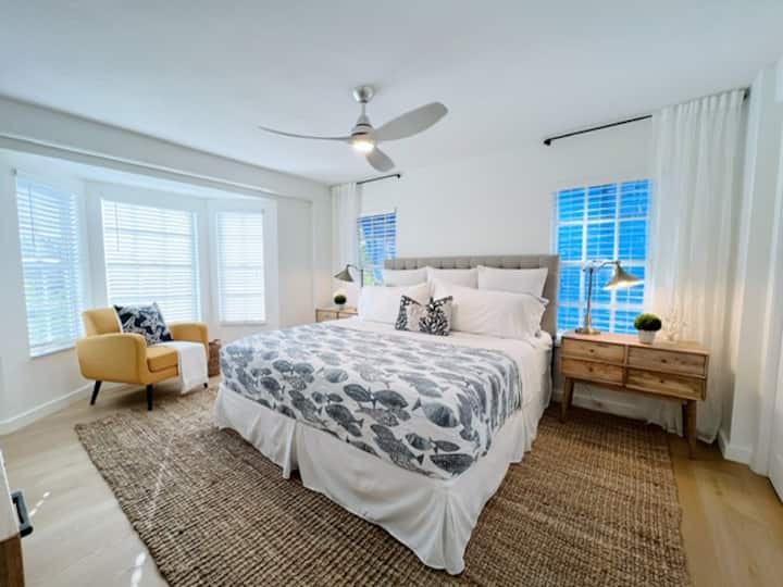 Главна спална соба со прекрасен прозорец