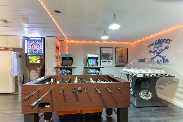 90’s Arcade Oasis⚡️Theater⚡ Gym ⚡ Backyard⚡️BBQ gallery image 4