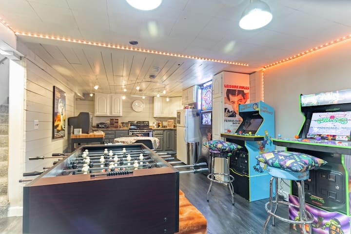 90’s Arcade Oasis⚡️Theater⚡ Gym ⚡ Backyard⚡️BBQ