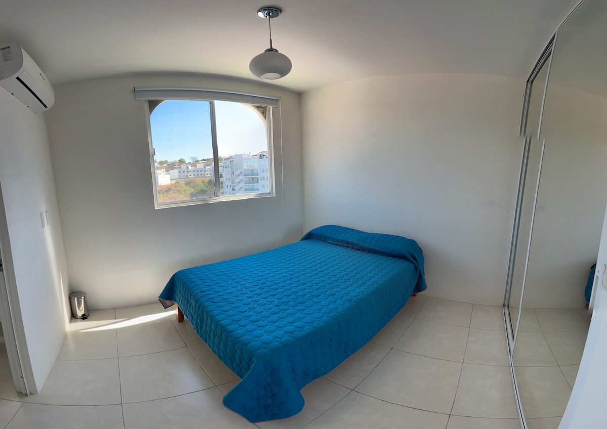 Спална соба 1 со двоен кревет, плакар и клима уред