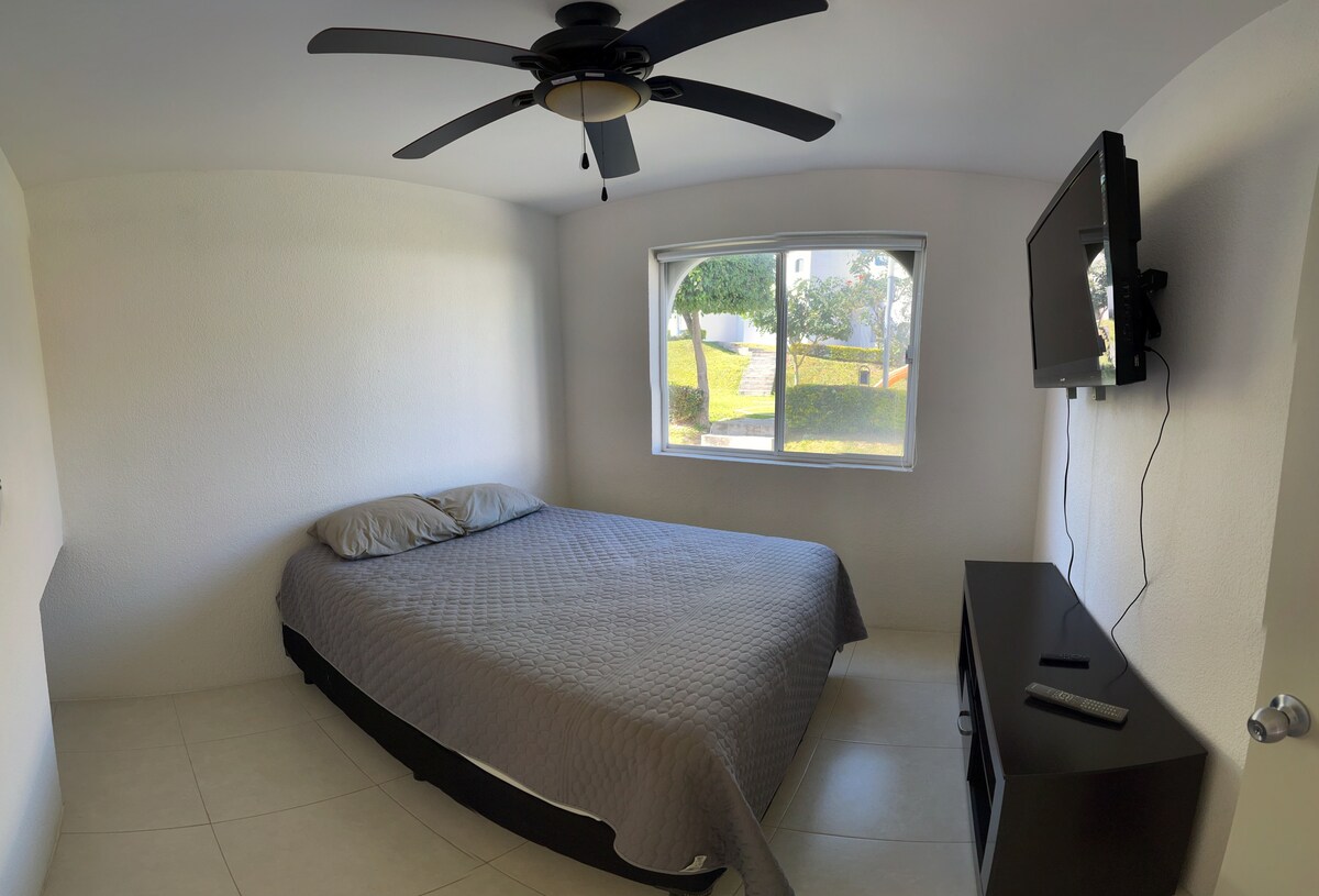 Спална соба 3 на приземје со брачен кревет (широк 150-179 см) и тавански вентилатор.