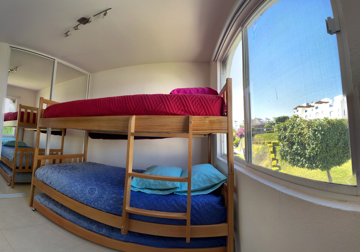 Спална соба 2 со кревети на спрат 3 единечни кревета