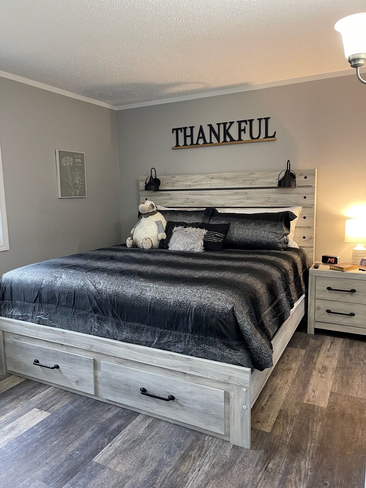 Posteľ veľkosti King s plyšovou bielizňou! 