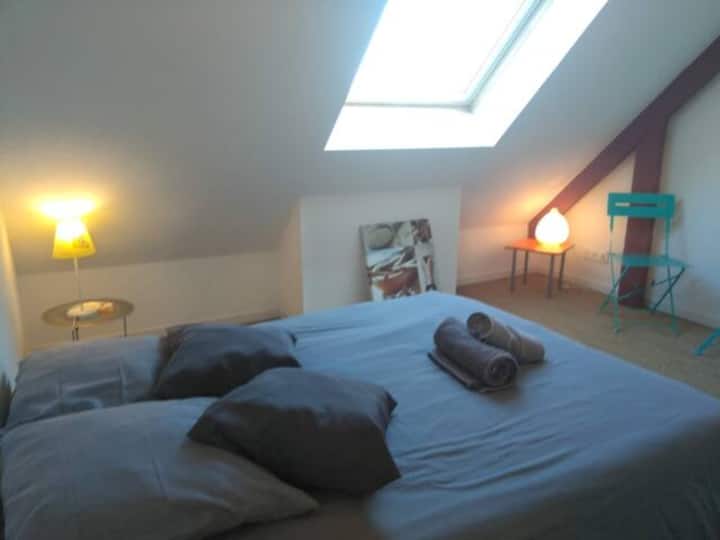 Chambre Nord - lit 140 - chaise - table - penderie