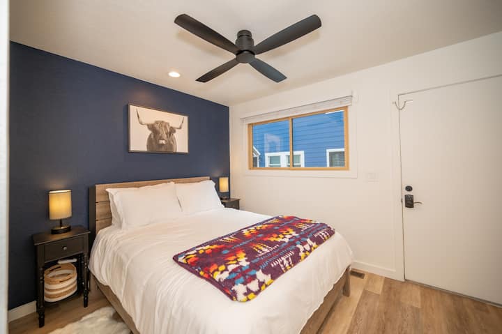 חדר שינה ראשי עם מיטת קווין סייז