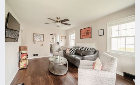 Top Airbnb: Board Game Bungalow of Grandview- Close to OSU in Fifth By Northwest