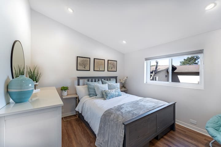 ห้องนอนหลักตั้งอยู่นอกห้องนั่งเล่น/ห้องรับประทานอาหารเป็นโอเอซิสที่ผ่อนคลาย