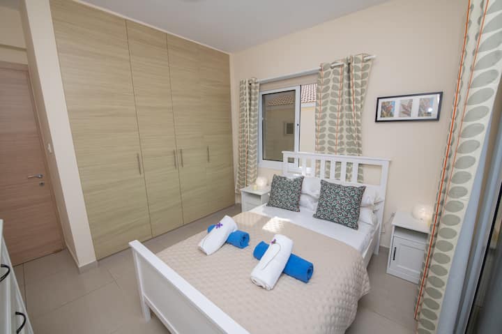 Spálňa 3 s manželskou posteľou, vstavanými šatníkmi, skrinkami na spanie a televízorom!