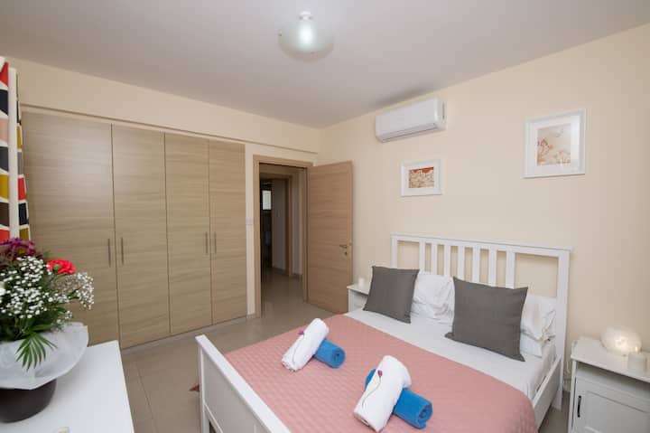 Spálňa 2 s manželskou posteľou, vstavanými šatníkmi a nočnými skrinkami