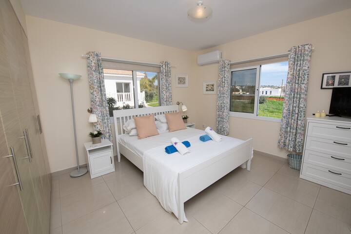 Hlavná spálňa s vlastnou kúpeľňou, manželskou posteľou, vstavanými šatníkmi, skrinkami na spanie a televízorom!