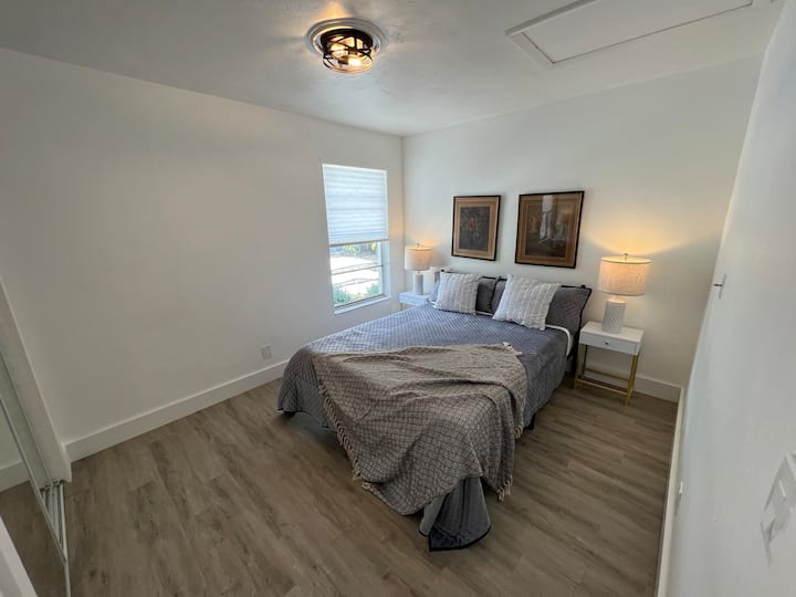 חדר שינה שני עם מיטת קווין סייז