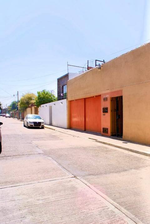 8. 6 bedroom house, 5.5 bathrooms for 15 people, close to CCCO