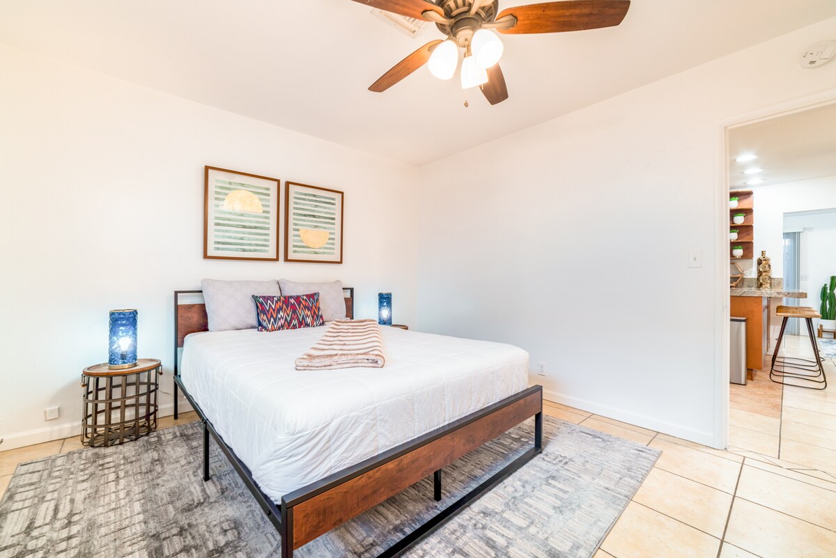 Dhoma jonë e gjumit me një krevat dopio "queen" të rehatshëm është projektuar për të ofruar atmosferën e përkryer për një gjumë të qetë dhe çlodhje gjatë qëndrimit tënd tek ne.