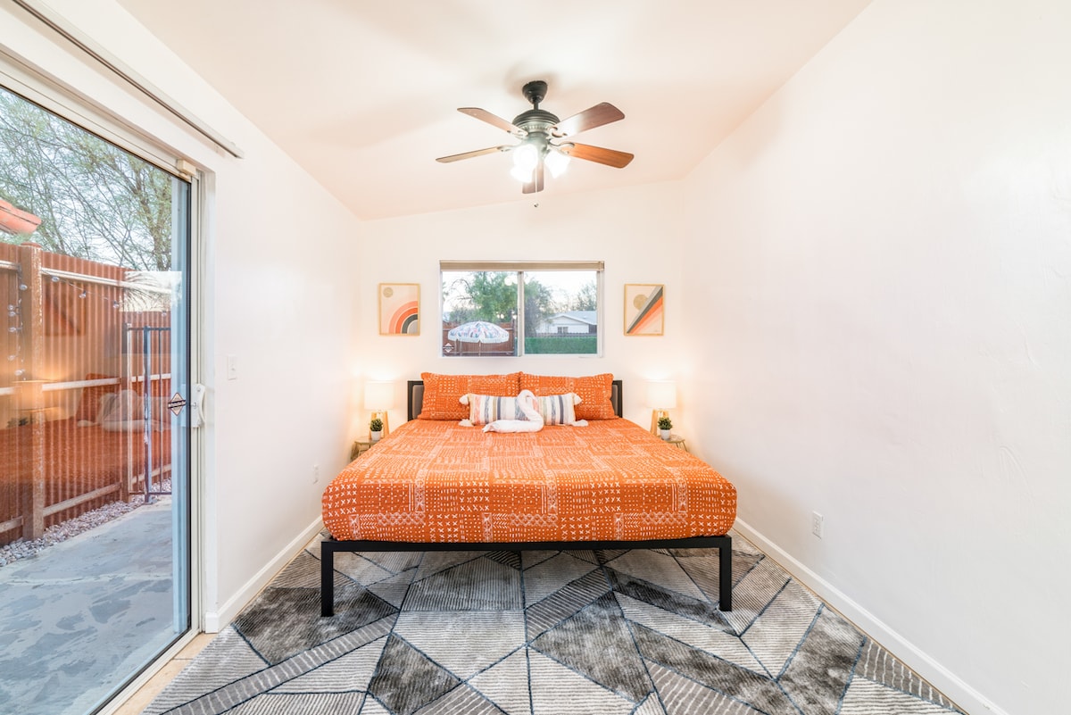 Krevati ynë king ofron rehati maksimale me shtroja elegante dhe dekor artistik muri, duke krijuar oazin e përsosur të relaksimit dhe luksit gjatë qëndrimit tënd.