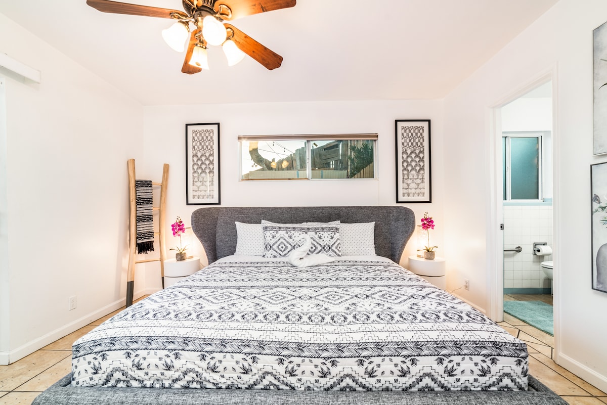 Përjeto rehatinë dhe luksin më të mirë me krevatin tonë mahnitës "king", të kompletuar me shtroja premium dhe vepra arti të bukura dhe magjepsëse në mur.