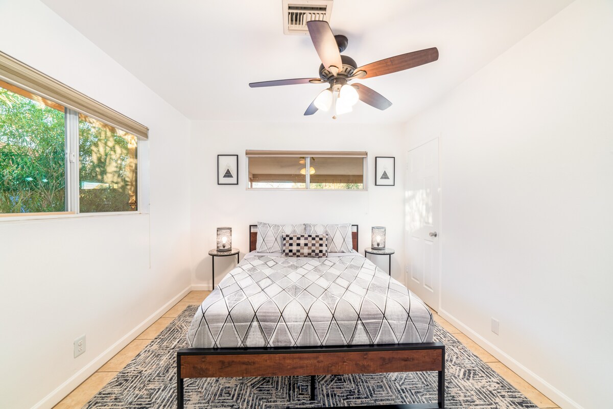 Përjeto gjumin e përsosur të natës të rrethuar nga rehatia dhe eleganca në dhomën tonë të gjumit të projektuar bukur, me një krevat dopio "queen" luksoz për përvojën më të mirë të relaksimit.