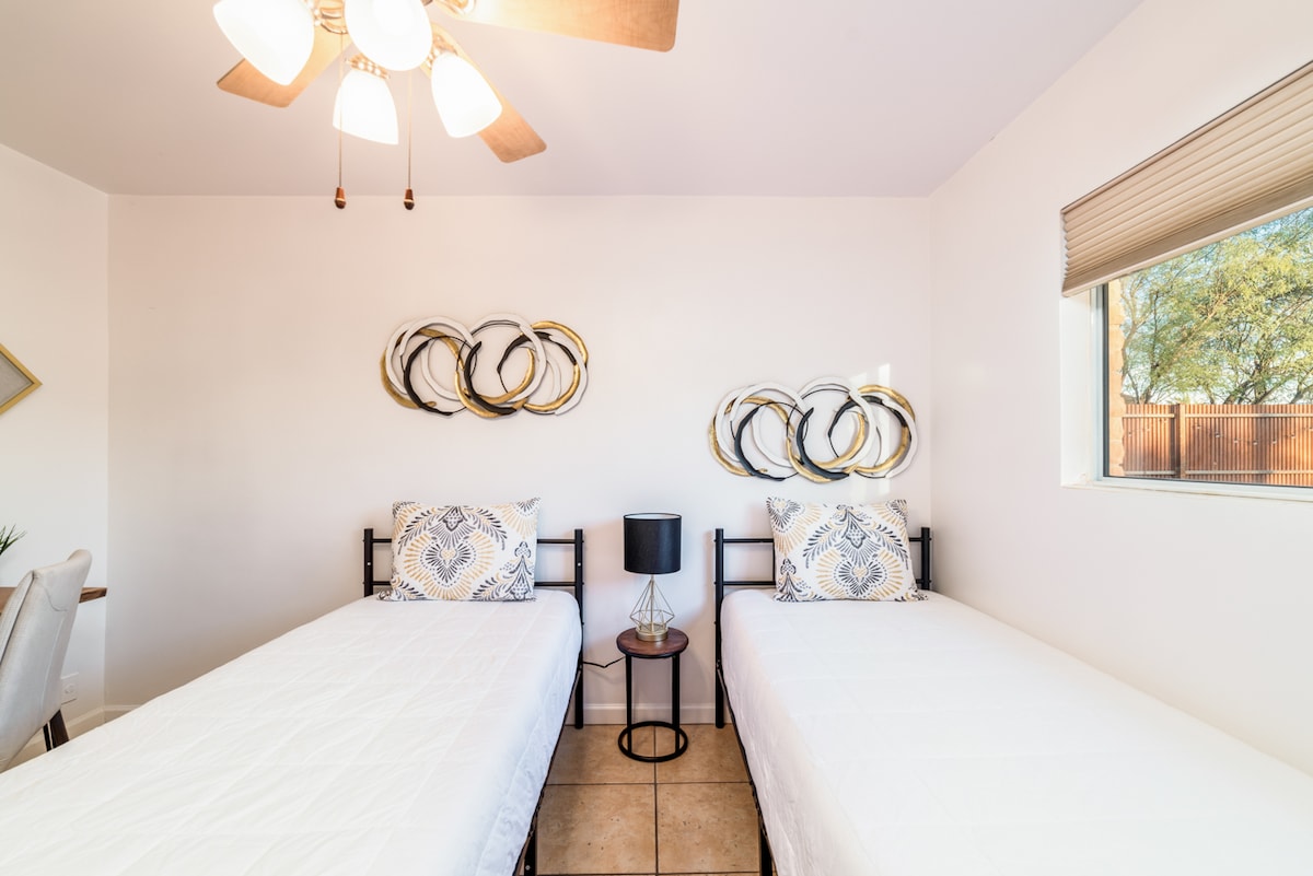 Çlodhu në rehati me një mik ose një të dashur në dhomën tonë të rehatshme të gjumit, të pajisur me dy krevate të rehatshëm teke dhe një ventilator tavani për rehatinë tënde.