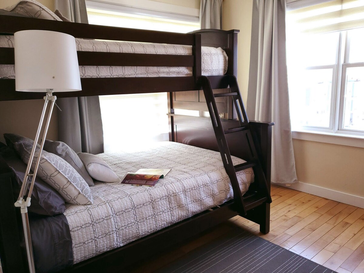 Chumba cha kulala chenye mapacha juu ya kitanda kamili