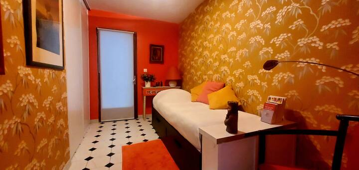 chumba kidogo cha kulala kilicho na kitanda cha kuvuta kwa watu 2