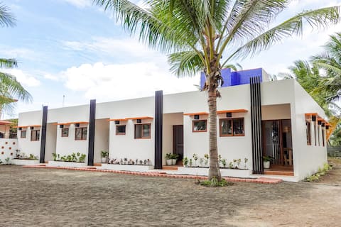 Relaxed Beach Stay for 12 • Karaoke • Shore Access