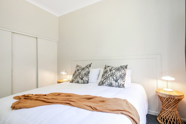 Dormitorio principal con cama king.