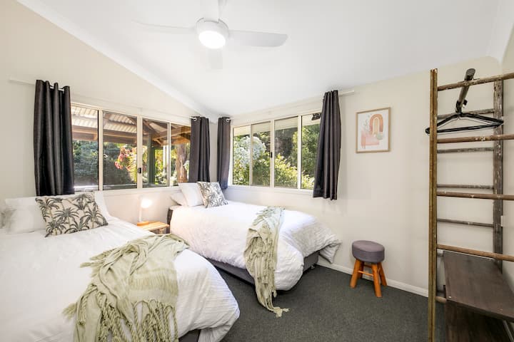 Segundo dormitorio. Dos camas individuales LARGAS. Estos pueden estar juntos con cremallera para hacer una cama tamaño king. Háganoslo saber en el momento de la reservación.