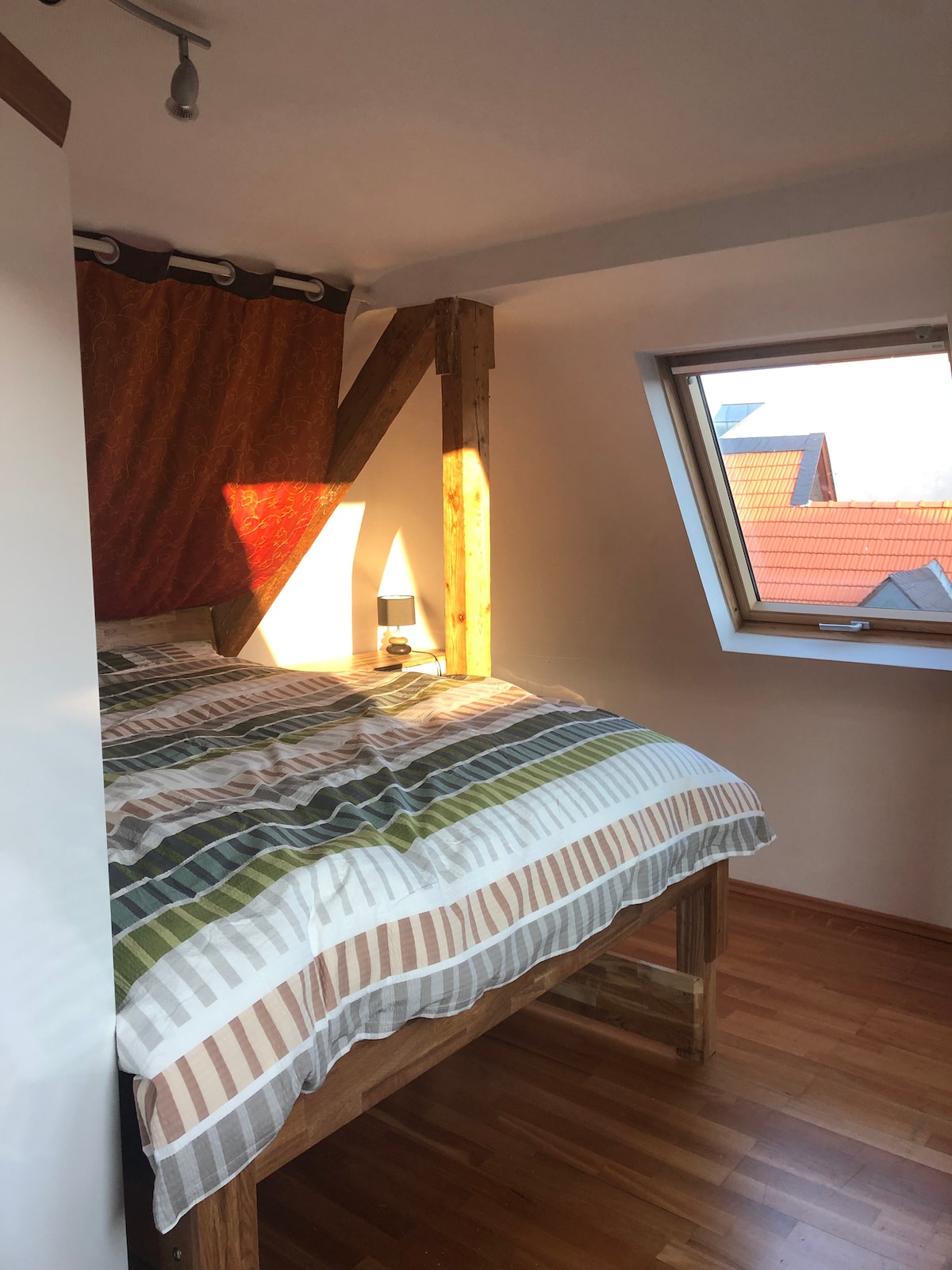 La primera cama 160x2000 para 2, 
incluyendo la cama 3+4 en 140x200 celular