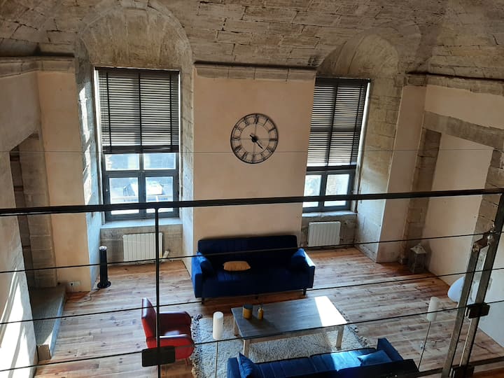 Მისაღები ოთახი ლოფტის ციხესიმაგრეში