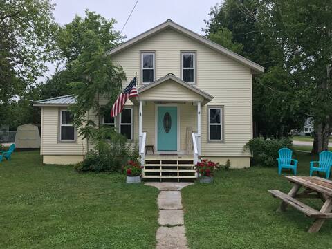 Charming Historic Mackinaw City Cottage
