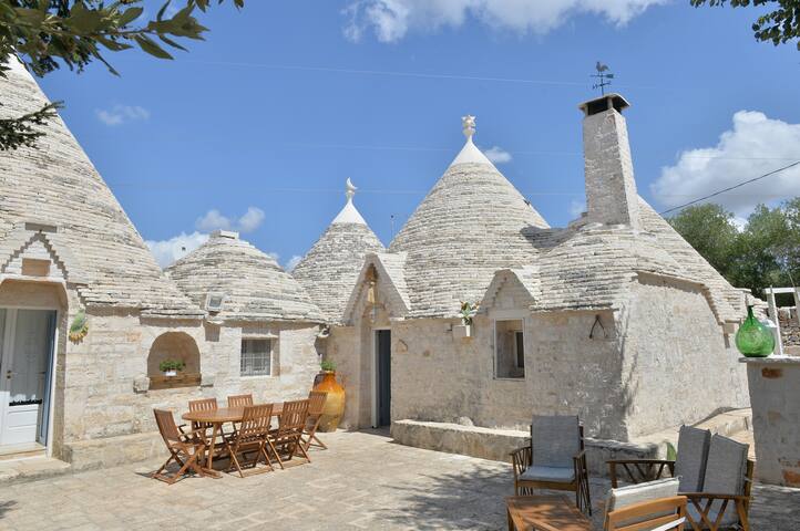 I Trulli del tempo. Villa con piscina. gallery image 2