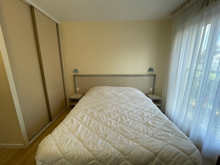 Spálňa 1 s vlastnou kúpeľňou.
Šatníková skriňa a vešiaky