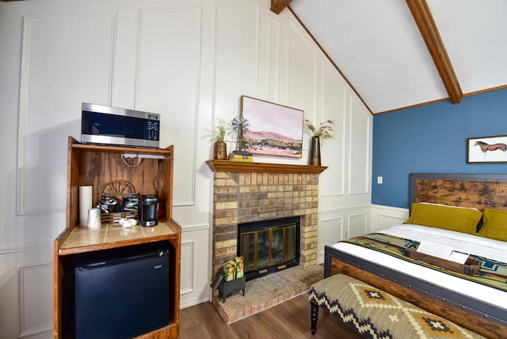Main St. Cottage #4 - 2 Queen Beds With Fireplace - Fort Davis, TX