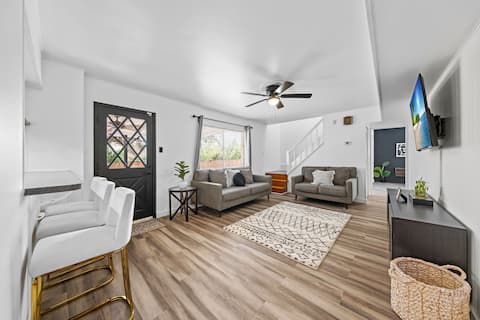 Top performing Airbnb: The Oak Tree House ~ Central & Next to Airport in San Antonio International Airport Vicinity