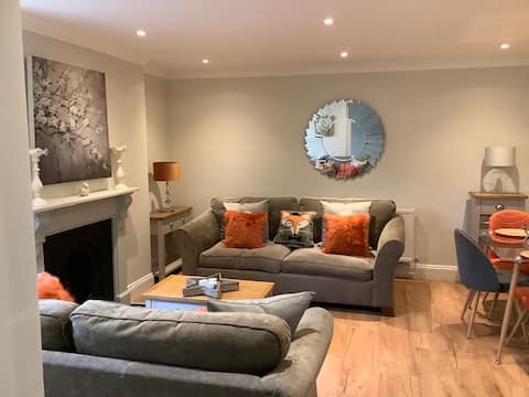 Top Airbnb: Luxury Refurbished 2 Bedroom Regency Apartment in Charlton Kings