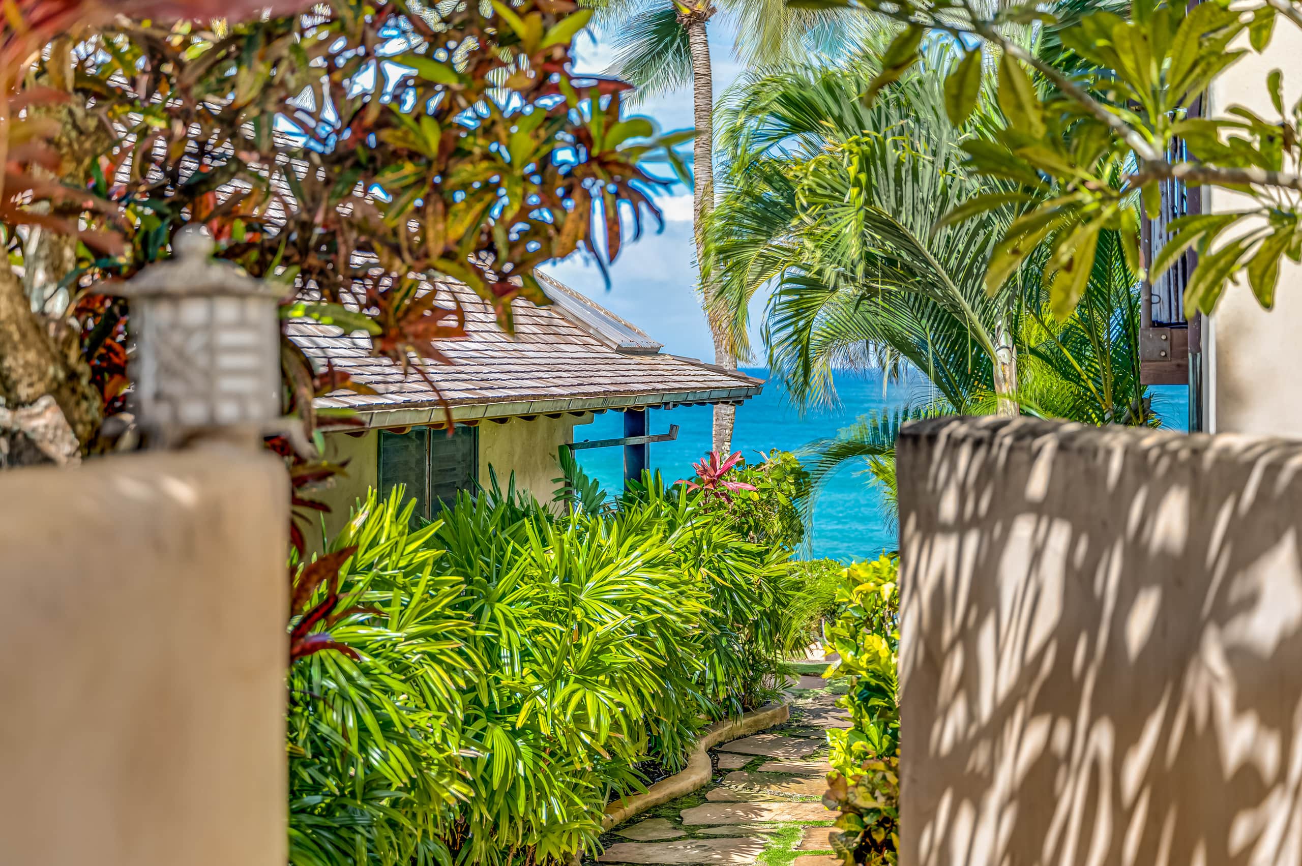 Lani Paradise Oceanfront Cottage - Photo 28