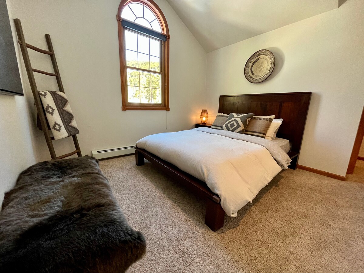 חדר שינה שני למעלה עם מיטת קווין סייז