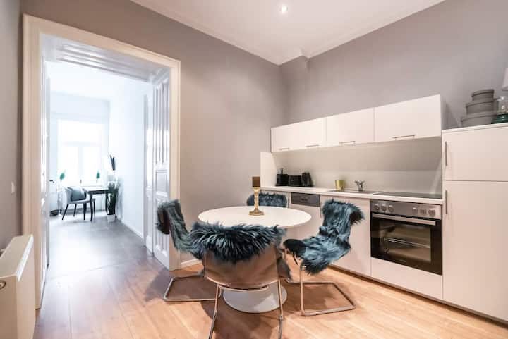Stylish 1-br Gem - 5 Min Walk To Innere Stadt - Wien