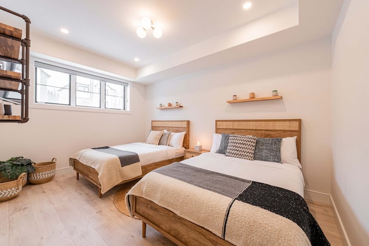 Uitzicht op de hartverwarmende 2e slaapkamer met twee tweepersoonsbedden en biologische lakens. Deze kamer is geschikt voor 4 personen met 2 personen op elk bed. 